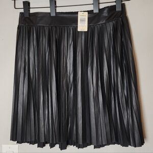 NWT Torrid Black Coated Faux Leather Pleated Pull-On Knee Length Skirt Size L